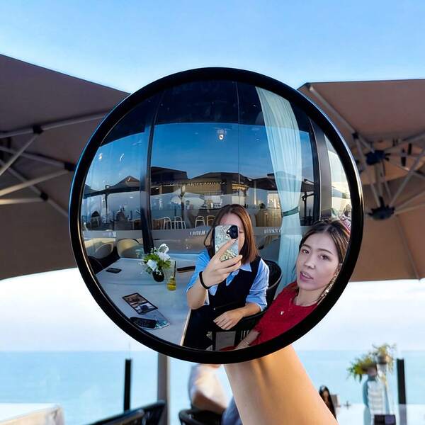 1pc Elegant Round Convex Wide-Angle Travel Photography Mirror - Made With A Convex Wide-Angle Glass Mirror, Perfect For Outdoor Travel Photography And Interior Decor. No Electricity Required, Burr-Free, And Can Be Placed Horizontally, Making It Ideal For Modern Home Decor And Outdoor Travel Photography.