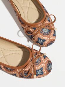 أحذية نسائية مسطحة، طراز صيني جديد كلاسيكي بني اللون بتصميم أصابع قدم مستديرة، بدون كعب، قاع ناعم ومريح، أحذية باليه، موديل جديد لخريف 2025