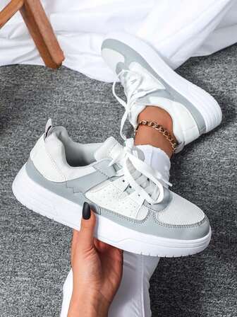 Zapatillas casuales de mujer con malla y cuero, de contraste blanco y gris, transpirables, de moda, planas, cómodas, duraderas, con cordones, versátiles, unisex, adecuadas como calzado casual para parejas o para patinaje, excelentes para salidas diarias, uso en Navidad y Año Nuevo, y como regalo.