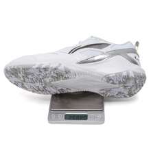 LI-NING 男女通用极简羽毛球鞋，Typhoon LITE，日常休闲训练低帮运动鞋，合成革鞋面和橡胶外底，AYTU025-1 - 黑色/標準白 - 查看 5