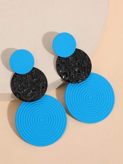 زوج من الأقراط الأنيقة ذات التصميم الهندسي البسيط والألوان المتباينة بنمط الموجة الدائرية للنساء