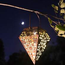 One Solar-Powered Garden Light, Outdoor Solar Light, Solar Bamboo Lantern, Waterproof Outdoor Solar Light. It Can Be Hung In Gardens, Courtyards, Terraces, Porches, On Trees, Lawns, Paths, Etc. It Has A Retro And Exquisite Design, Is Made Of Metal, And Is A European-Style Wrought Iron Decorative Pendant. Baroque Style, It Can Be Used As A Decorative Hanging, Wall Decoration, Room Decoration, Home Decoration, Or Autumn Decoration.