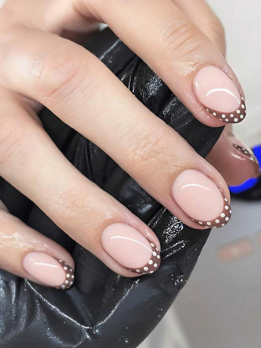 24 miếng dán móng tay hình hạnh nhân ngắn, màu nâu chấm bi kiểu Pháp tối giản, phủ kín toàn bộ móng, phù hợp cho phụ nữ và bé gái sử dụng hàng ngày, trang trí móng tay mùa thu/đông. - Nhiều màu - Xem 1