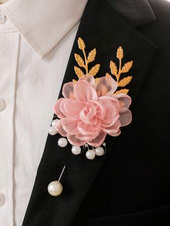 1枚男女皆宜的优雅粉色山茶花金叶串珠胸针，适合新郎、新娘、婚礼、正式场合、派对、宴会装饰。
