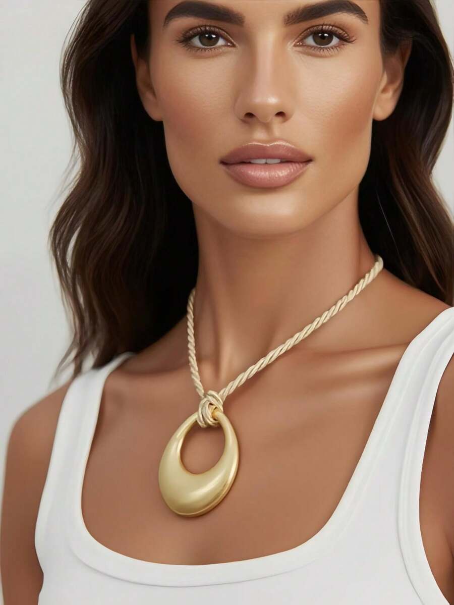 1 chiếc vòng cổ mặt vuông rỗng bất đối xứng bằng vàng mờ, phù hợp để đeo hàng ngày cho phụ nữ - Vàng - Xem 1