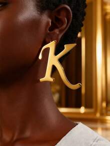MONALLY 一对夸张时尚闪亮金色26字母A-Z首字母耳钉，女士流行欧美风格，日常佩戴，独特不锈钢配饰 - 耳環 - 查看 1