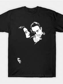 Camiseta Gráfica de Gomez y Morticia Addams para Hombre - Camiseta Negra Estilo Bohemio Cuello Redondo, Lavar a Mano, Ropa Cómoda para Todas las Estaciones, Camiseta Estilo Gótico, Tejido No Transparente, Corte Regular, Camiseta Casual| Camiseta Estilo Bohemio| Ajuste Cómodo, Camiseta Gótica, Camiseta El Niño Perdido, Disfraz El Niño Perdido, Accesorio El Niño Perdido, Camiseta para Hombre, Ropa de Hombre - Negro - Ver 2