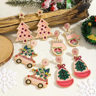 2件套时尚精致粉色圣诞合金耳环，粉色手套，汽车，圣诞树金色耳环，适合女士日常休闲圣诞派对佩戴作为礼物（手工制作，钻石略有差异）。