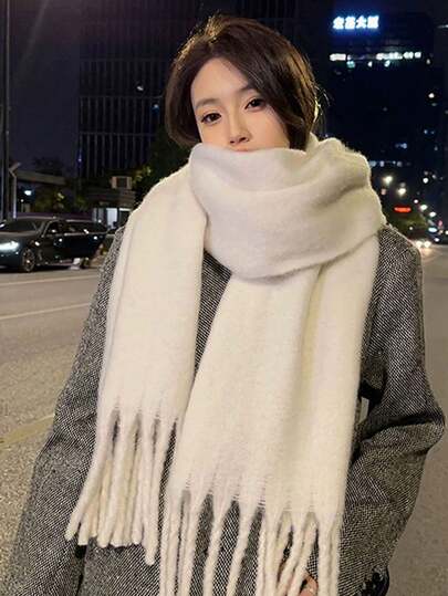 1条纯色简约羊驼毛围巾，新款冬季保暖加厚披肩。礼盒包装，适合送给女朋友，新年、感恩节、母亲节、情人节礼物。流苏围巾，马海毛披肩。圣诞节/万圣节/百搭围巾，适合季节性日常佩戴，防风保暖，适用于秋冬季节。新年、感恩节。