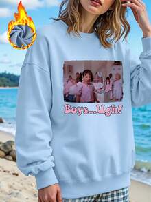 一件印有电影《玛蒂尔达》场景“男孩们……呃！”图案的女士抓绒圆领卫衣，舒适套头衫，趣味图案设计，休闲风格。 - 牛仔藍 - 查看 1