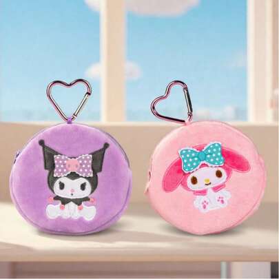 Sanrio 三丽鸥风格毛绒零钱包，带心形挂钩 – 可爱柔软圆形钱包，适合女孩、儿童和粉丝 – 12厘米/4.7英寸迷你小袋，可装硬币、耳机、钥匙和小饰品 – 可爱的美乐蒂和库洛米设计包包挂饰 – 轻巧多用途，可搭配背包、手提包、书包或钱包