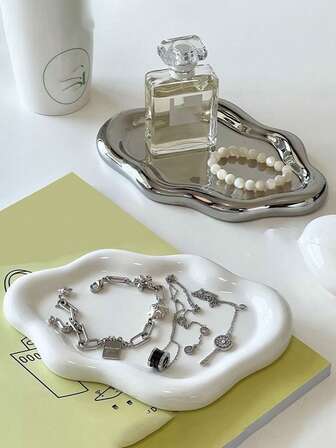 Bandeja de exhibición de joyas, lápiz labial y perfume en forma de nube minimalista de un solo nivel, plato decorativo elegante, estante de almacenamiento de accesorios de lujo ligero, bandeja de almacenamiento para sala de estar, oficina y hogar, plato de joyas plateado y blanco electrolítico simple adecuado para habitaciones de niñas y dormitorios.