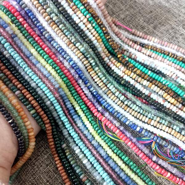 2 x 4 mm Perles d'agate cristal de pierre naturelle, perles rondes, perles plates, convient pour la création de bijoux, bracelets de charme DIY, colliers, accessoires de boucles d'oreilles et perles décoratives pour une expression créative