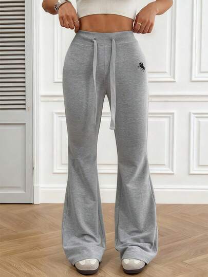 بنطلون نسائي بتطريز مُنفرج، تصميم عصري مناسب