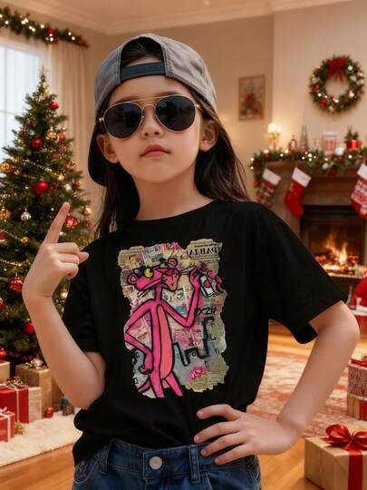 100% algodón puro para niños T-shirt Personaje rosa de cabello largo y ojos verdes, parado sobre un fondo de periódico, sosteniendo un teléfono y usando zapatos negros y guantes rosas, con elementos abstractos alrededor Adecuado para niños y niñas