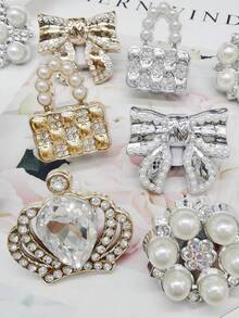 2 pezzi Fiocco di lusso in oro e argento in ABS, ciondolo per lacci delle scarpe, fibbia per lacci delle scarpe con strass a forma di corona, molletta per borsa e scarpe rimovibile con perle artificiali, accessori fai-da-te adatti per sneaker, stivali, regali per Natale, Ognissanti, San Valentino, compleanni, feste (scarpe non incluse) - Multicolore - Visualizzare 8