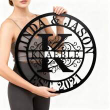 个性化家族姓氏及年份金属墙牌 - 可定制字母及成立日期雕刻 - 坚固耐用的防锈金属装饰 - 无需接线 - 优雅的家居、办公室、客厅、商业装饰 - 周年纪念、婚礼、传承礼物 - 复古花卉图案 - 终身成就表彰，金属墙饰，经典卷轴设计，无需用电，高品质雕刻，结婚礼物，永恒的爱 - 黑色 - 查看 1