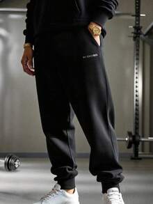 男士印花运动休闲裤，采用弹性腰带设计，适合户外休闲穿着，腰部配有抽绳，裤脚收窄。这款裤子是热爱户外活动和运动的男士或男孩的理想之选。