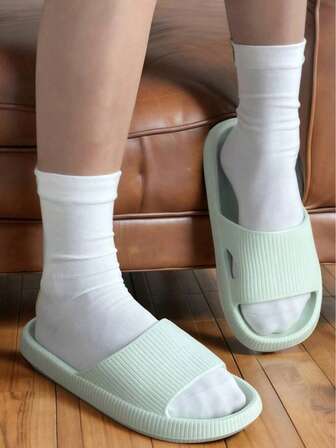 Zapatillas minimalistas de rayas de moda para todo el año, para interiores/exteriores, antideslizantes para el baño, con suela gruesa de EVA, silenciosas, duraderas, antideslizantes, inodoras, transpirables, ligeras y cómodas para uso doméstico, parejas casuales, ducha, ocio, playa. Calzado a juego completo.