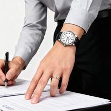 Casio Herren-Quarzuhr mit Lederarmband, weißem Zifferblatt mit römischen Ziffern, Datumsanzeige und drei Zeigern. Analoge Uhr, geeignet für Alltag, Freizeit und andere Anlässe. Modell: MTP-V006L-7B