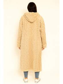 Chamarra larga de invierno tipo abrigo, con textura tejida en relieve y acabado peluche suave. Perfecta para combinar con jeans, leggings o botas para un look casual y acogedor. - Beis - Ver 2