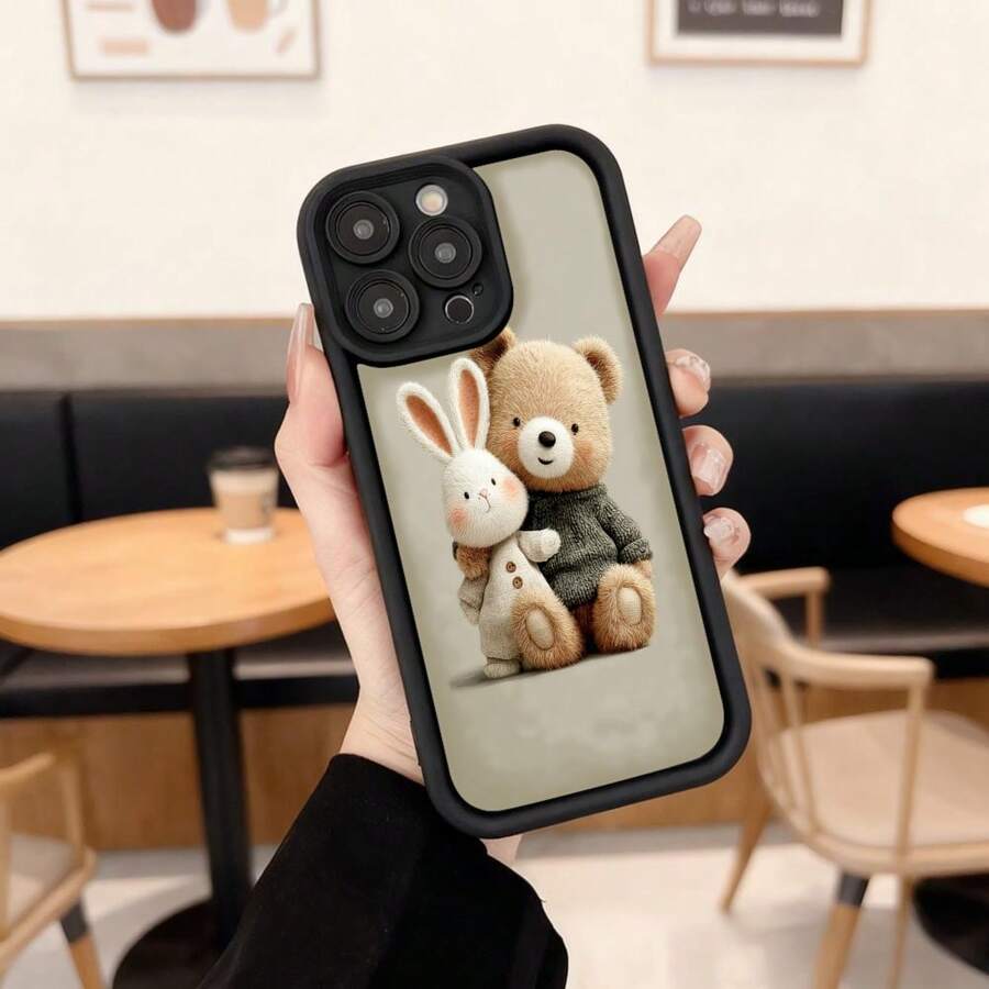 Funda de teléfono con borde negro para iPhone con diseño de oso y conejo de peluche en tonos suaves ideal para uso diario en cafeterías y espacios casuales Aplicable a los teléfonos de la serie Apple y Galaxy - Café integral - Ver 1