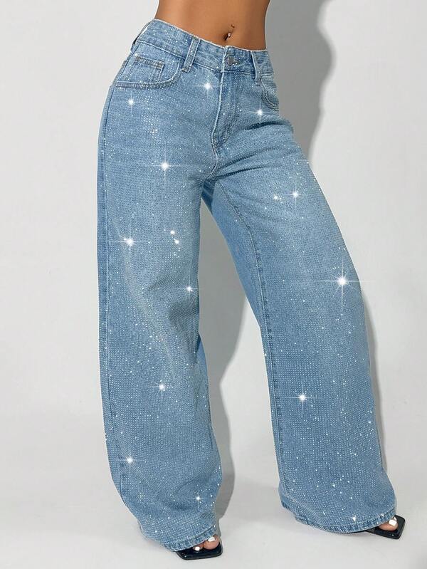 Calça Jeans Feminina Casual de Cintura Baixa, Perna Larga, Azul Rasgada, Bolso Inclinado, Curva, com Bordado de Strass