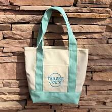 Trader Joes Women's Floral Tote Bag - Stylish & Spacious Beach Bag, Perfect For Summer Vacations, Shopping & Casual Outings,Lightweight & Chic Beach Purse For Women, Ideal For Travel, Market Runs & Sunny Day Adventures - 紫色 - 查看 6