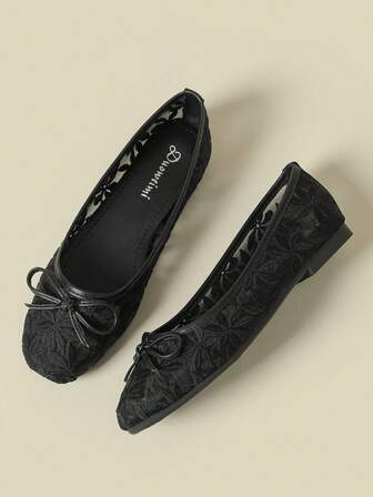 女士平底套脚鞋，新款简约轻便不对称刺绣蕾丝，适合春、夏、秋季穿着，透气网面，中国风刺绣，黑色复古风，随机刺绣软底低跟舒适蝴蝶结，方头设计，适合搭配连衣裙，镂空小碎花低帮乐福鞋，大码 41-43，特大码 44-48