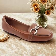 Comfortable Moccasin-Style Shoe With A Bridle Detail. Lightweight, Stylish, And Elegant For Your Everyday Life. Ella's Shoes - 駝色 - 查看 4