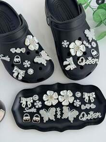 Conjunto de 16 elegantes enfeites prateados com strass para sapatos - Borboletas, Flores e Rainhas, Acessórios Vazados para Tamancos