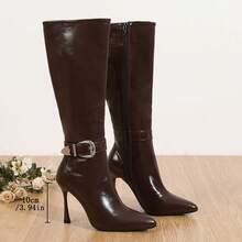 Botas femininas elegantes e confortáveis de bico fino, estilo western, na cor marrom café, com fivela de metal e zíper lateral, perfeitas para o outono/inverno. Sensuais para baladas, festas de fim de ano, salto agulha e detalhes em bordô. - Castanho Café - Ver 6