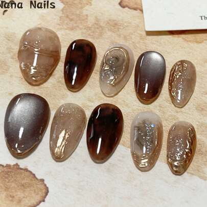 1包/10片装短款亚克力美甲贴片，秋冬棕色短款杏仁形美甲贴片，采用不对称线条艺术、烟熏渐变和闪亮亮片点缀，时尚美甲贴片系列，棕色美甲。手工美甲贴片