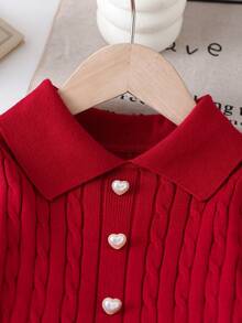 1 件女童针织连衣裙，灰色学院风扭绳松紧领，时尚中长连衣裙，带心形纽扣装饰 - 紅色 - 查看 2
