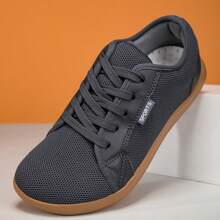 一双纯色中性布面平底鞋，适合办公室、健身房等各种场合，四季皆宜。