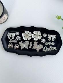 Conjunto de 16 elegantes enfeites prateados com strass para sapatos - Borboletas, Flores e Rainhas, Acessórios Vazados para Tamancos