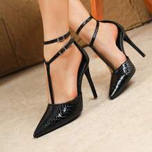 Tacchi alti a spillo con punta affusolata, cinturini incrociati e motivo a scaglie di pesce, scarpe casual e versatili