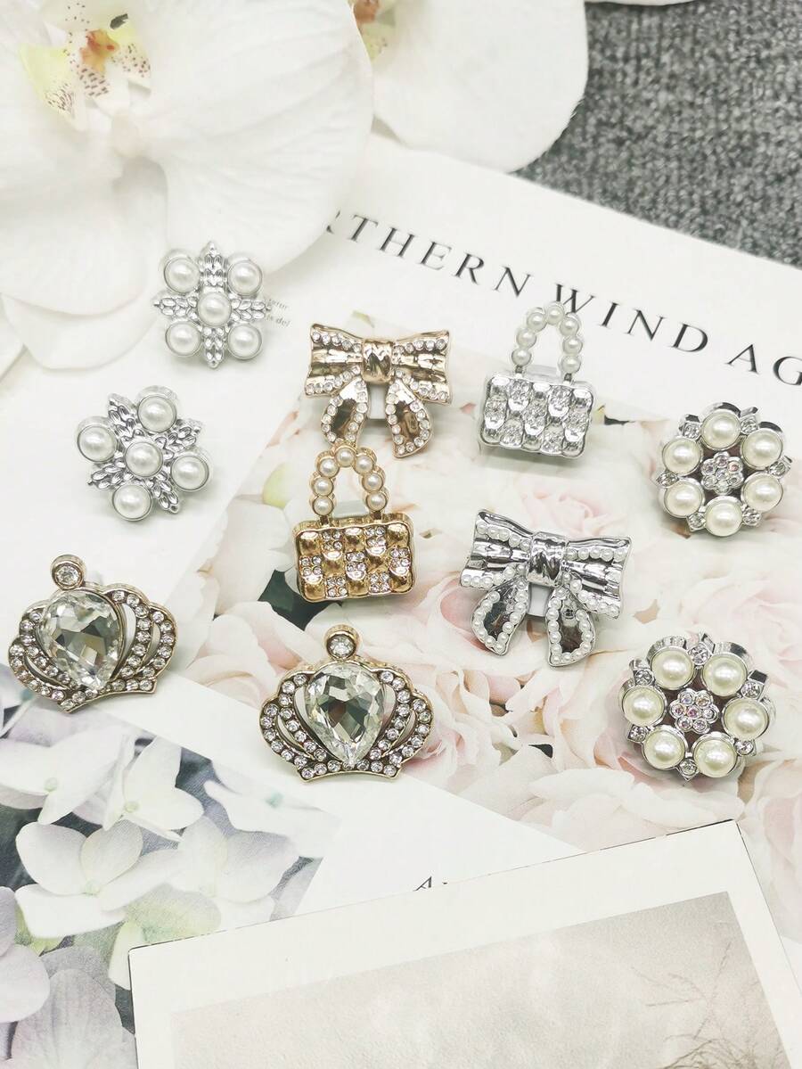 2 pezzi Fiocco di lusso in oro e argento in ABS, ciondolo per lacci delle scarpe, fibbia per lacci delle scarpe con strass a forma di corona, molletta per borsa e scarpe rimovibile con perle artificiali, accessori fai-da-te adatti per sneaker, stivali, regali per Natale, Ognissanti, San Valentino, compleanni, feste (scarpe non incluse)