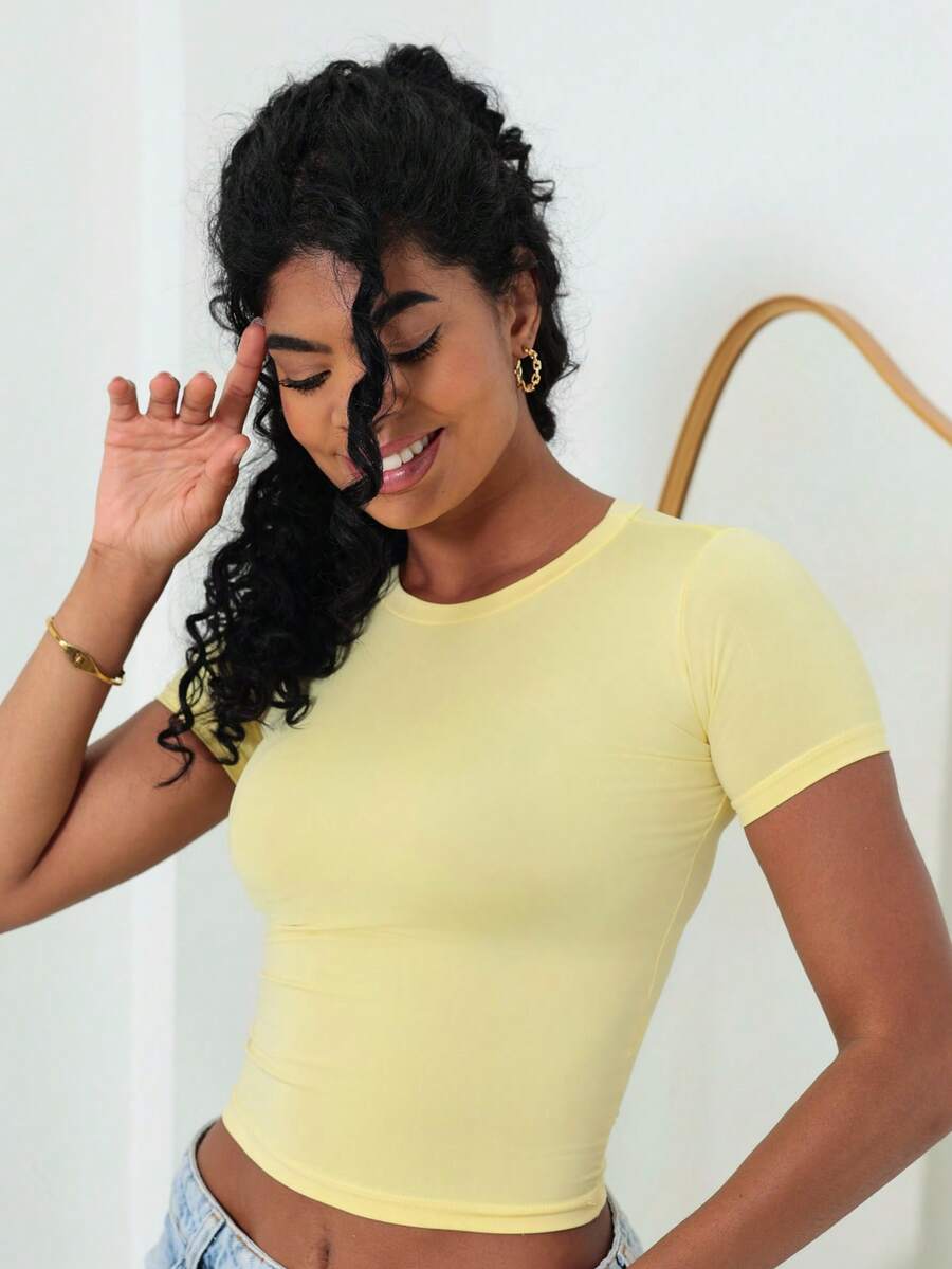 BabyTee Feminina - Babe Tee - Baby Tee - Slim Fit Short Sleeve Blouse - 淺黃色 - 查看 1