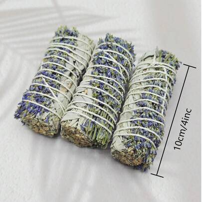1/3 鼠尾草香薰套装，用于净化负能量、美化家居环境、营造愉悦氛围。套装包含迷迭香、薰衣草和白鼠尾草香薰棒，均为手工制作的加州鼠尾草熏香棒，适用于家居净化和冥想。薰衣草鼠尾草香薰棒套装配有熏香棒架，是节日礼物、家居装饰和辅助疗法的理想之选，也适用于瑜伽、冥想和放松。
