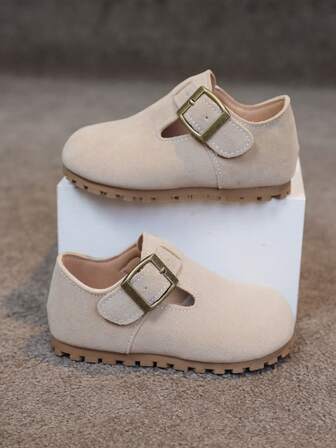 1双婴儿休闲平底鞋，舒适内衬，防滑橡胶鞋底，时尚设计，金属搭扣装饰，适合上学、圣诞节、万圣节等各种场合，四季皆宜。
