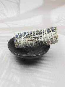 1/3 鼠尾草香薰套装，用于净化负能量、美化家居环境、营造愉悦氛围。套装包含迷迭香、薰衣草和白鼠尾草香薰棒，均为手工制作的加州鼠尾草熏香棒，适用于家居净化和冥想。薰衣草鼠尾草香薰棒套装配有熏香棒架，是节日礼物、家居装饰和辅助疗法的理想之选，也适用于瑜伽、冥想和放松。 - 彩色 - 查看 3