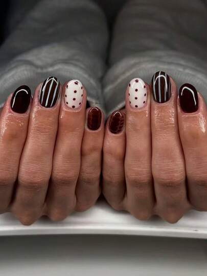 Zestaw 24 szt. krótkich owalnych paznokci z nadrukiem w panterkę i brązowymi francuskimi końcówkami, w kropki i wzór w panterkę, idealnie pasujące do zestawu akrylowych sztucznych paznokci, zawiera 1 szt. kleju żelowego i 1 szt. pilnika do paznokci, odpowiednie dla dziewcząt na co dzień lub na imprezę