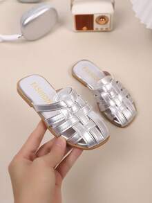 Children's Fashionable Outdoor Slippers, Flat-Topped Summer Slippers, New Beach Shoes, Highly Favored By Girls. - Silver - View 1