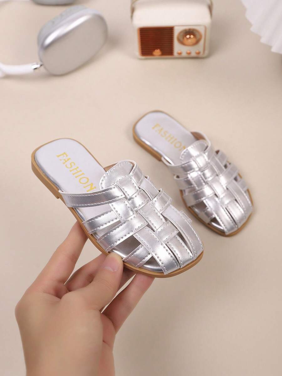 Children's Fashionable Outdoor Slippers, Flat-Topped Summer Slippers, New Beach Shoes, Highly Favored By Girls. - Silver - View 1