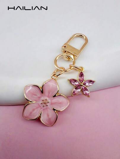 HAILIAN This Lightweight And Elegant Sakura-Shaped Keychain Is Made Of Alloy Material, Designed Specifically For Women, And Features A Six-Petal Small Flower Bag Charm. A Travel Accessory, It Can Be Used As A Bag Charm Or Car Key Chain, And Is Also An Ideal Gift For Couples On Birthdays And Holidays.