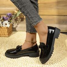 2024 Novos Mocassins com Sola Grossa e Laço em Camurça para Mulheres, Detalhe de Fivela Metálica e Sapatos Planos Versáteis