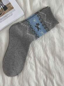 Damen Winter Socken warm, dick gestrickt, weich, vintage, lässig, Crew Socken. Warme, nicht abfärbende, weiche Schlaf-Strumpfwaren mit Fair Isle Muster. Strapazierfähige, bequeme Stricksocken für Zuhause als Grundausstattung für Damen. Dicke & warme Socken für Damen zum Tragen mit Schneestiefeln oder Knöchelboots.