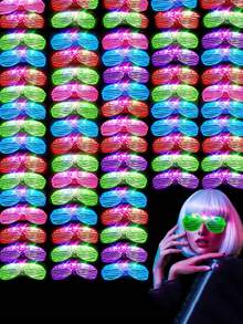 24 نظارة LED (طول النظارة 16.5 سم/6.5 بوصة ، عرض 5.4 سم/2.2 بوصة) ، إمدادات حفلات مضيئة 5 ألوان 3 أوضاع إضاءة ثابتة وومضانة وسريعة الومضان ، نظارات مضيئة ألعاب إمدادات حفلات مناسبة للبالغين ، النظارات المضيئة مناسبة للغاية للمهرجانات وأعياد الميلاد وأعياد الفصح والحفلات وعصي الإضاءة والنظارات الشمسية والزفاف والأدوار والميلاد والنوادي الليلية (الألوان المرسلة عشوائية)