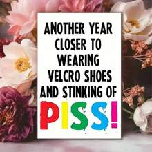 Tarjeta de Navidad con humor audaz "¡OTRO AÑO talla grande CERCA DE USAR ZAPATOS CON Y OLER A ORINA!" Diseño festivo con tipografía de pintura goteante, acentos de bayas de acebo y detalles de purpurina dorada para saludos navideños irreverentes - multicolor - Ver 2